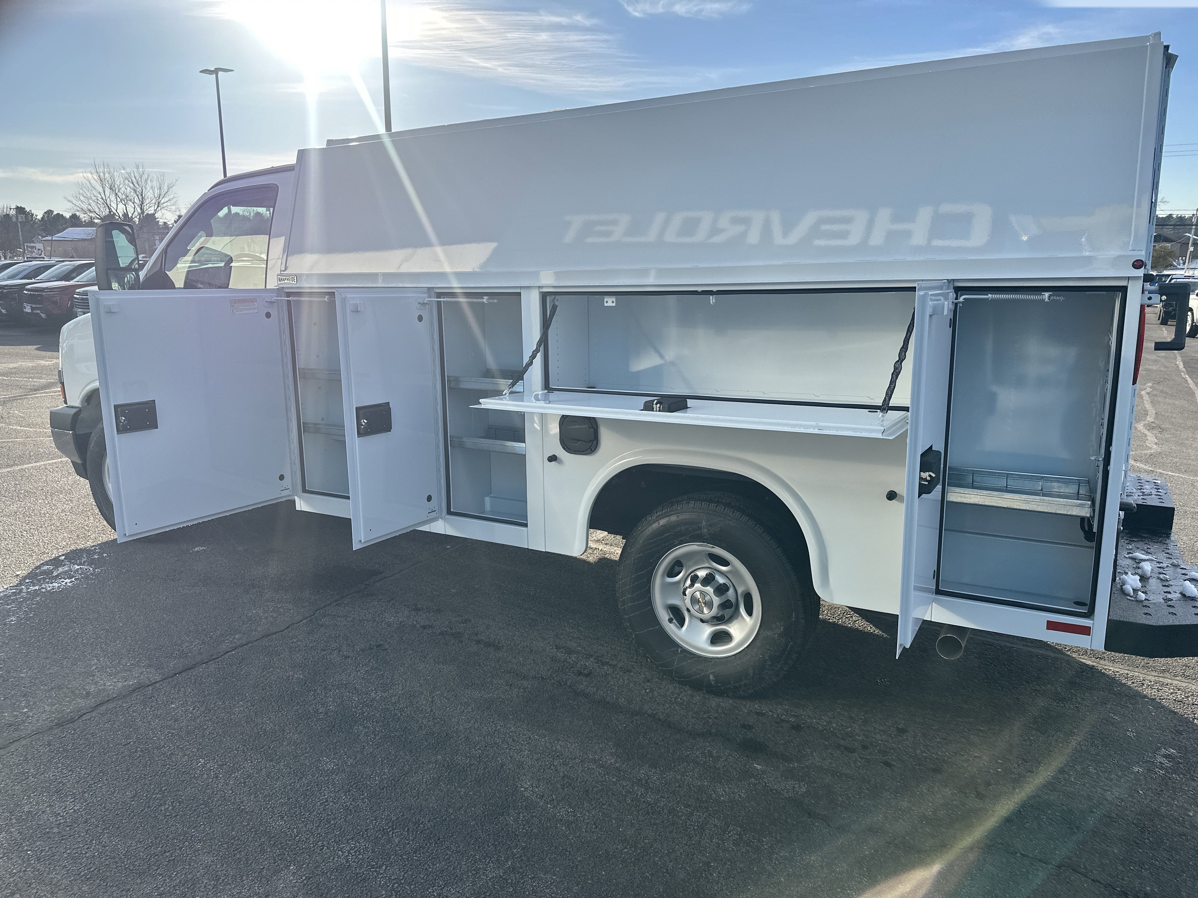 2025 Chevrolet Express Cutaway 3500 1WT