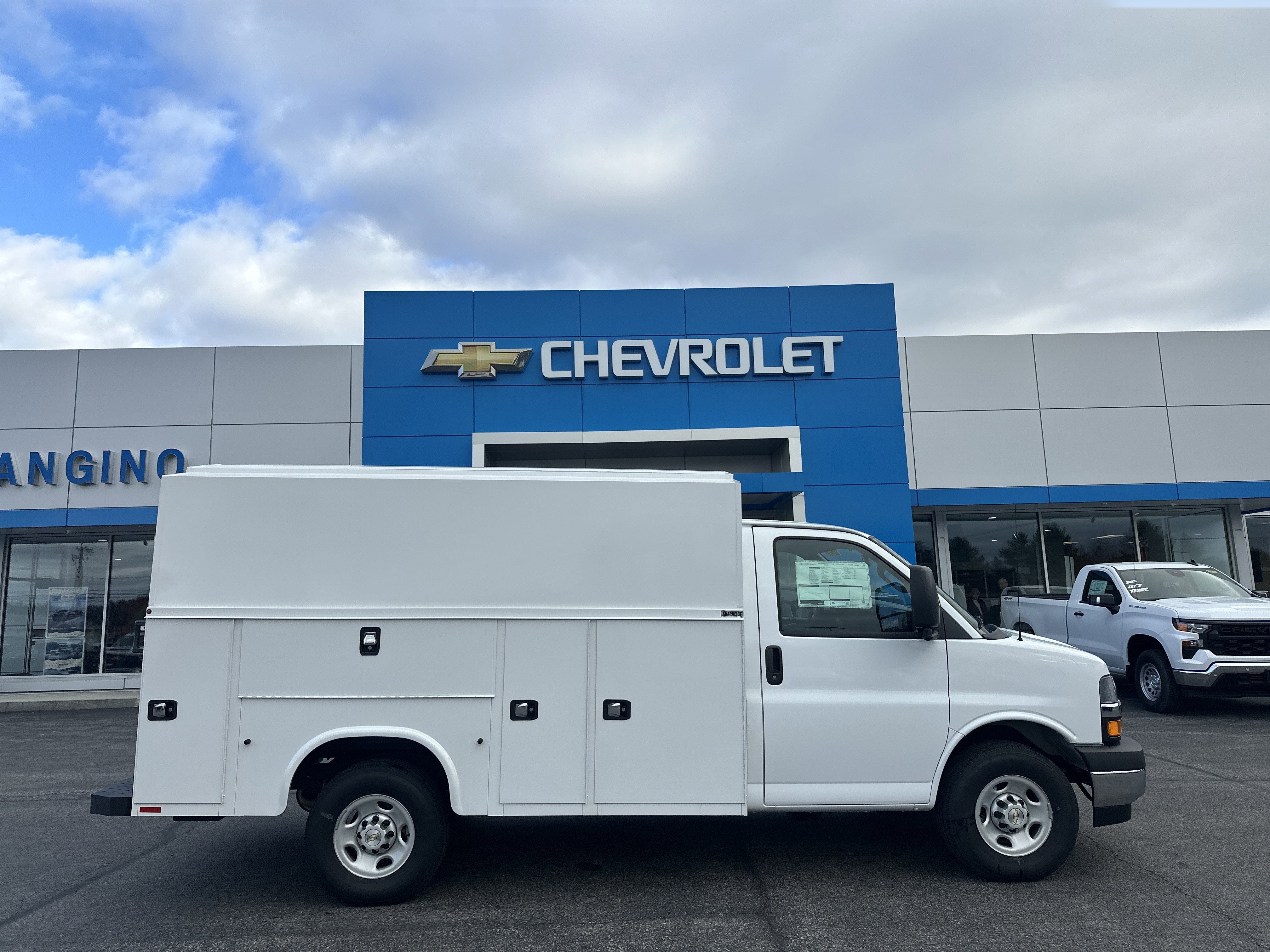 2025 Chevrolet Express Cutaway 3500 1WT