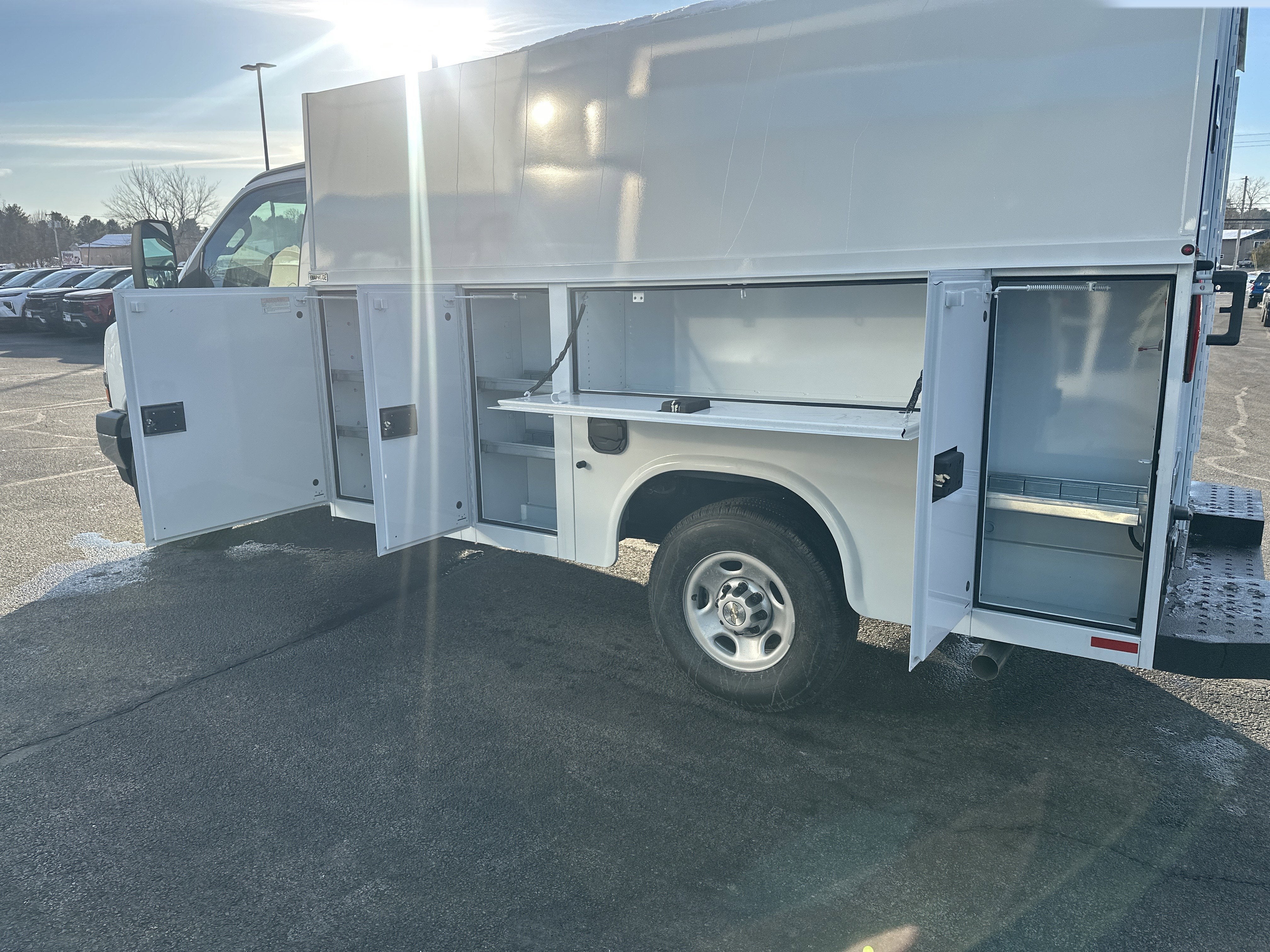 2025 Chevrolet Express Cutaway 3500 1WT