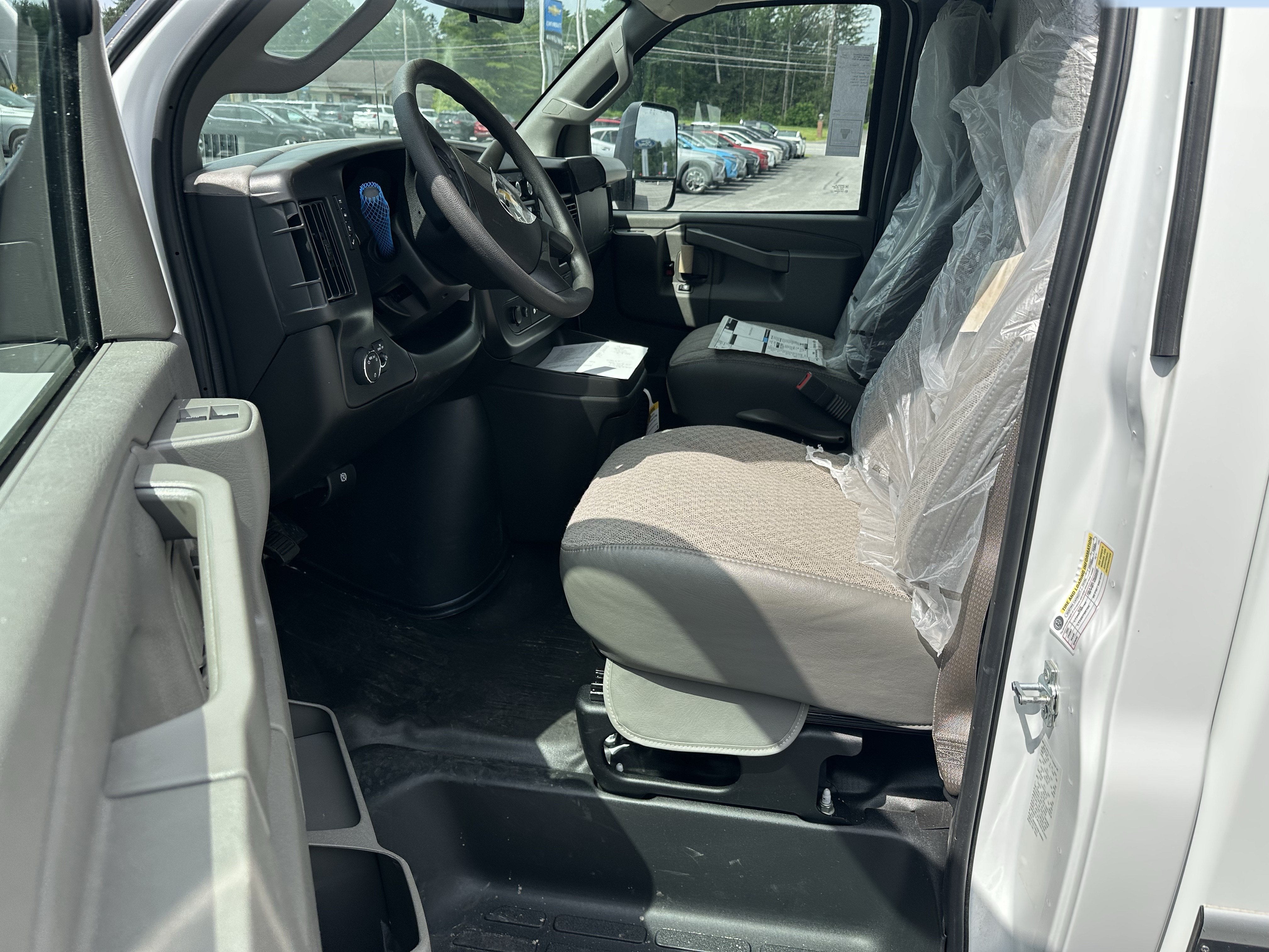 2026 Chevrolet Express Cutaway 3500 1WT