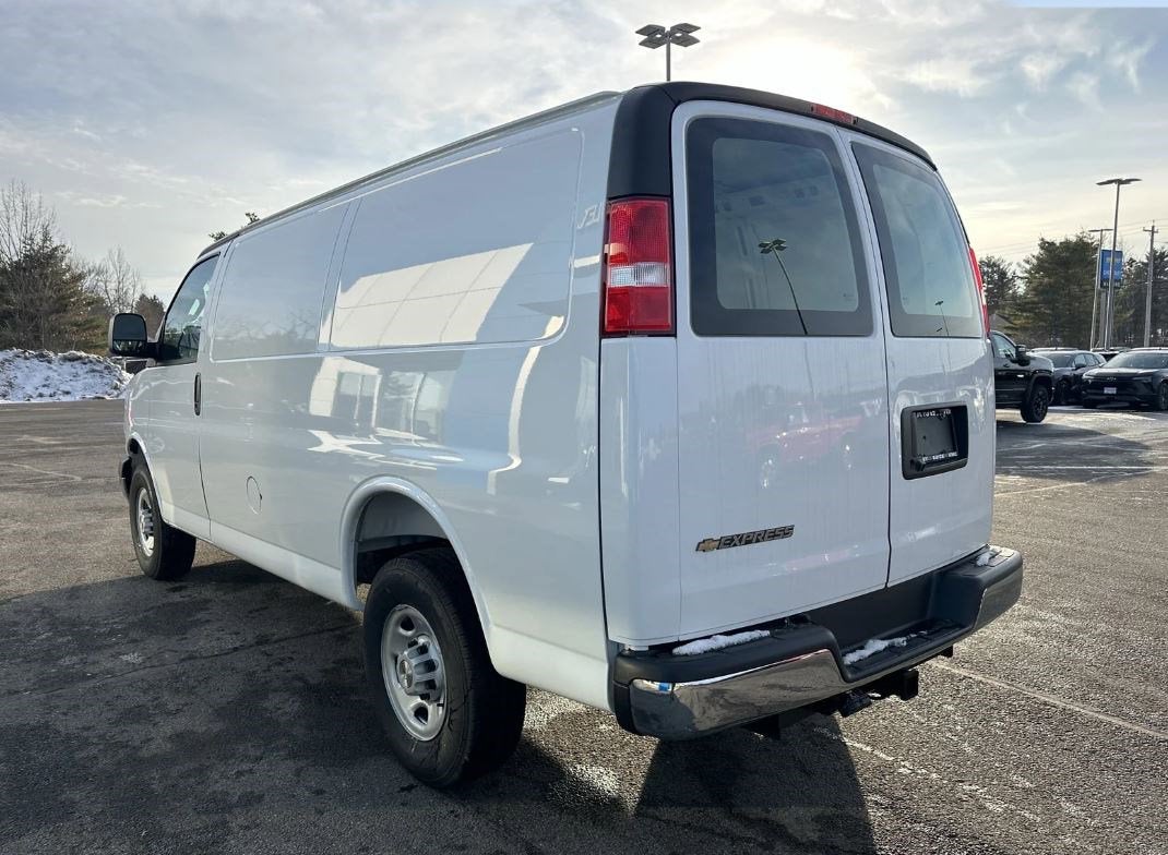 2025 Chevrolet Express Cargo WT