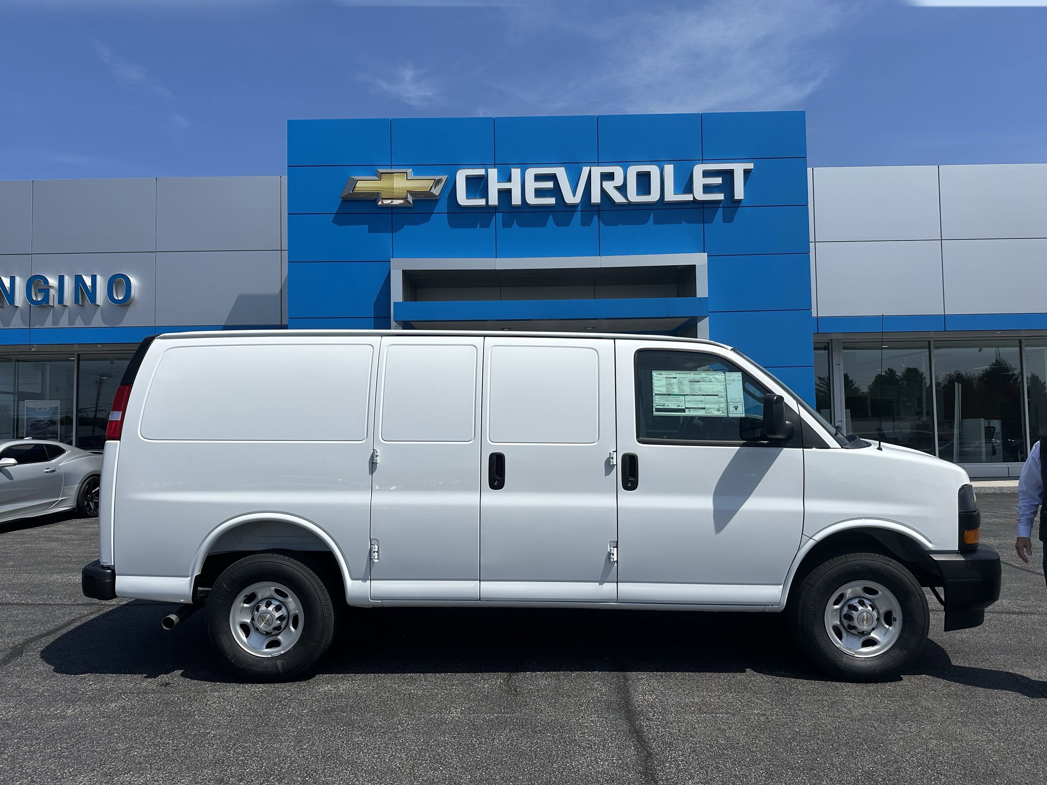 2025 Chevrolet Express Cargo 3500 WT