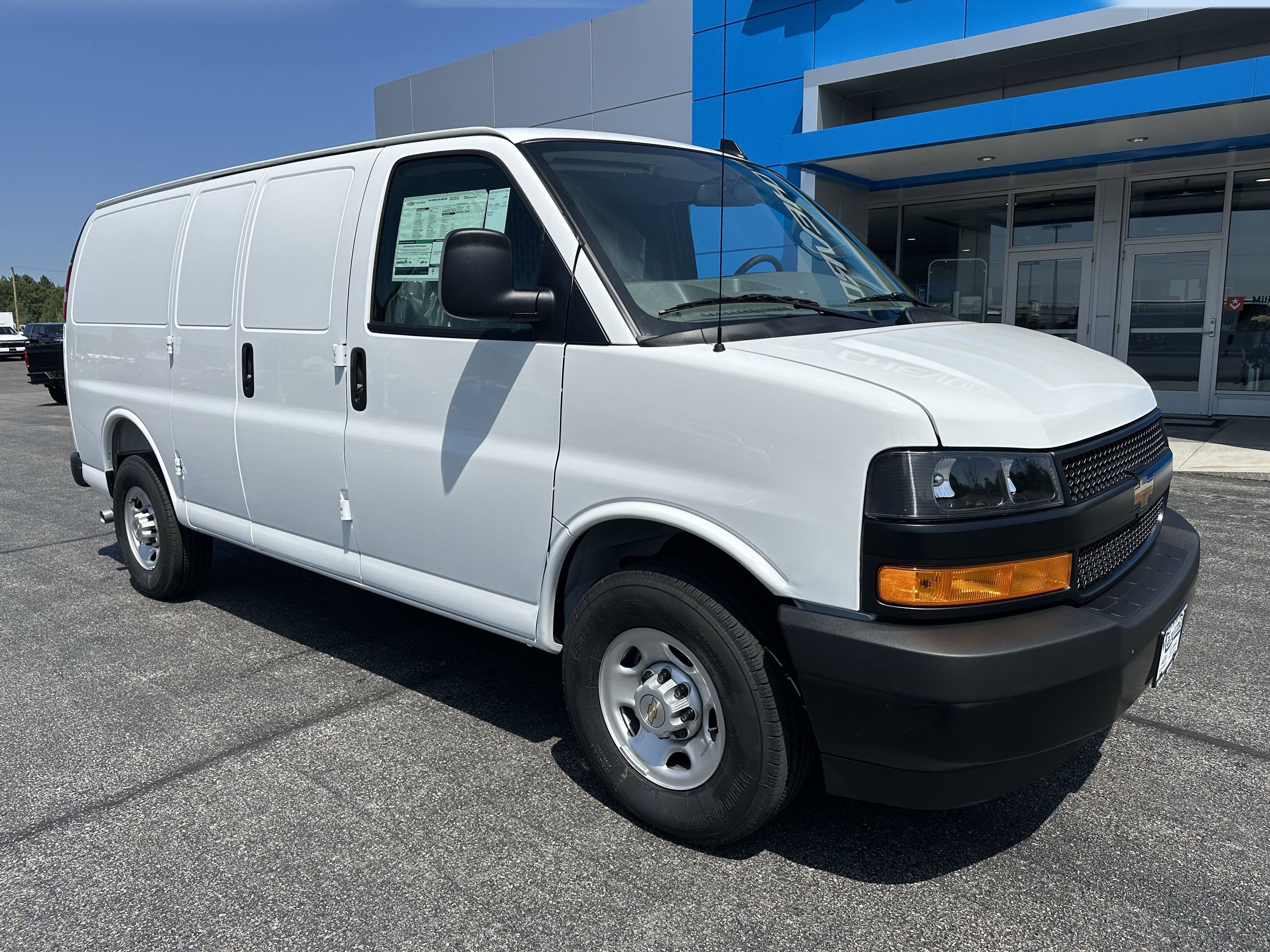 2025 Chevrolet Express Cargo 3500 WT