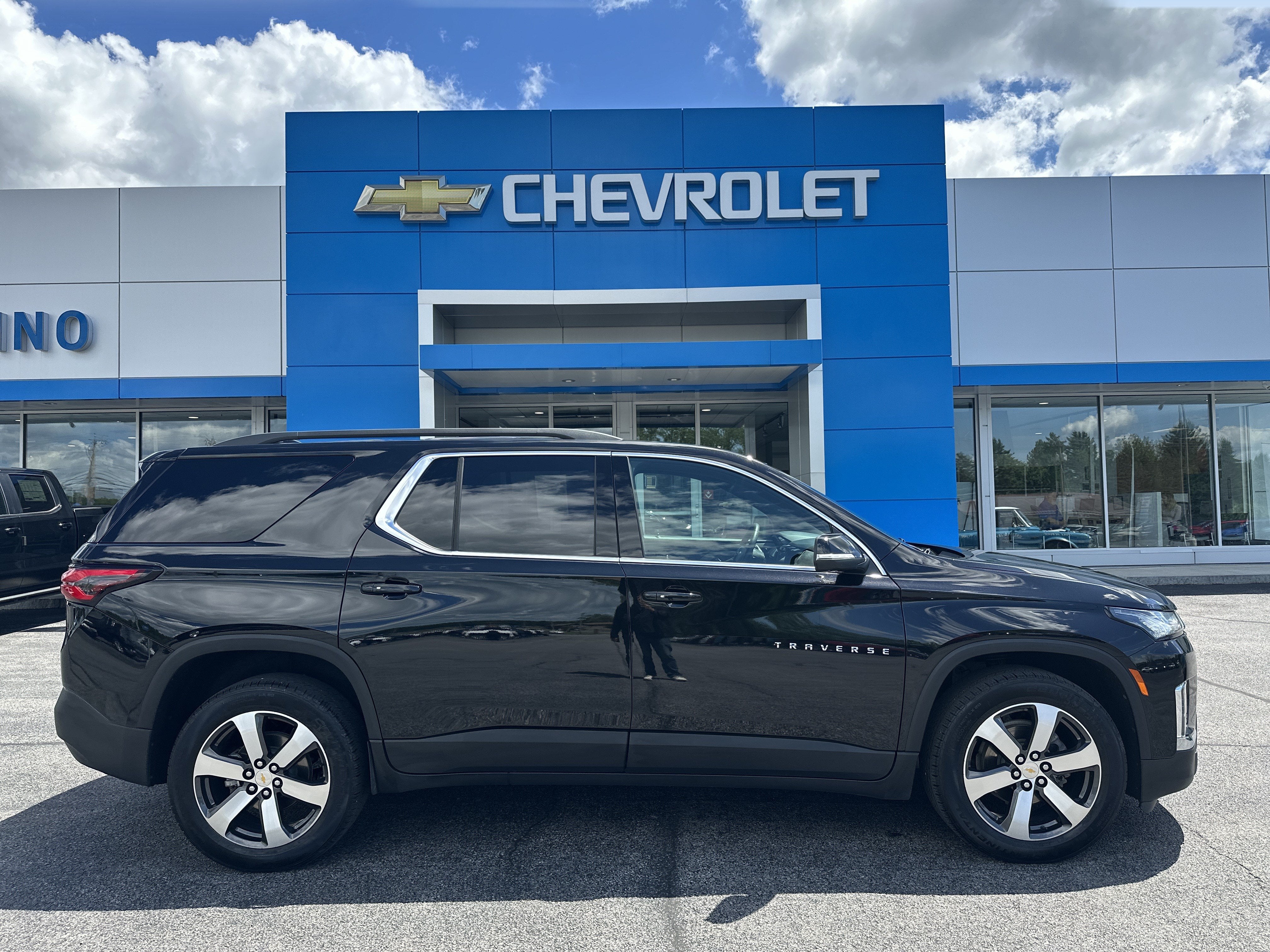 2023 Chevrolet Traverse LT Leather